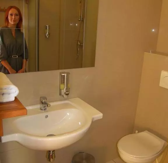 فندق Noclegi Apro