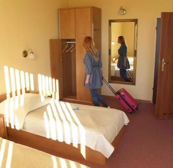 فندق Noclegi Apro