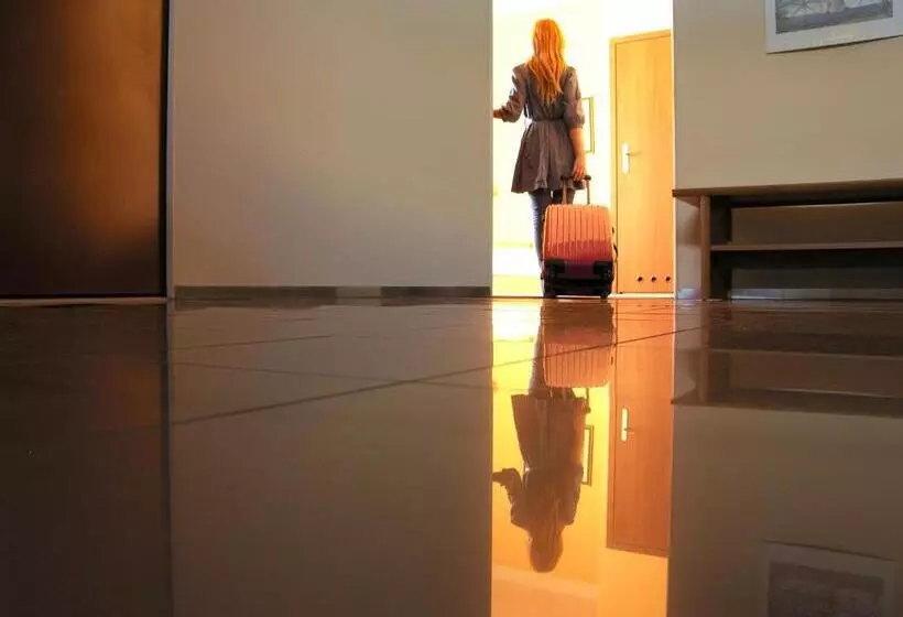 فندق Noclegi Apro