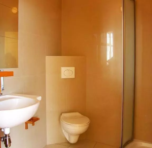 فندق Noclegi Apro