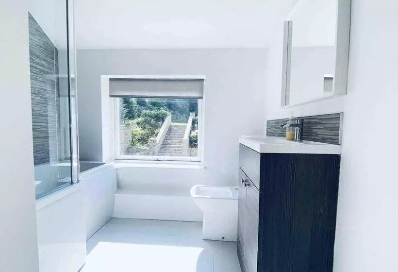 Exclusive 4 Bed House 10 Minutes From Newcastle