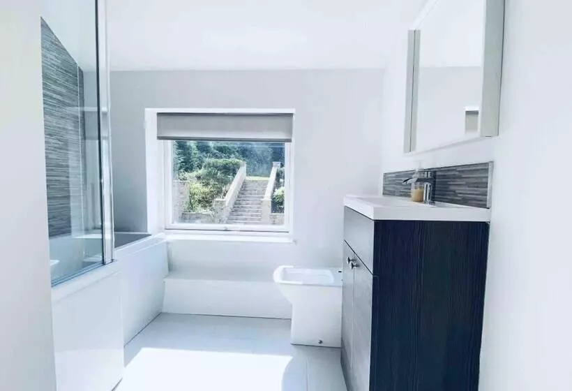 Exclusive 4 Bed House 10 Minutes From Newcastle