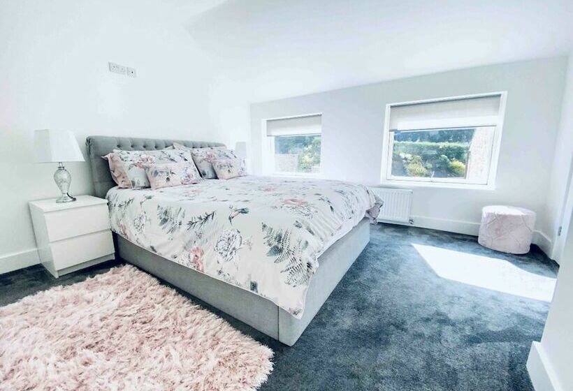 Exclusive 4 Bed House 10 Minutes From Newcastle