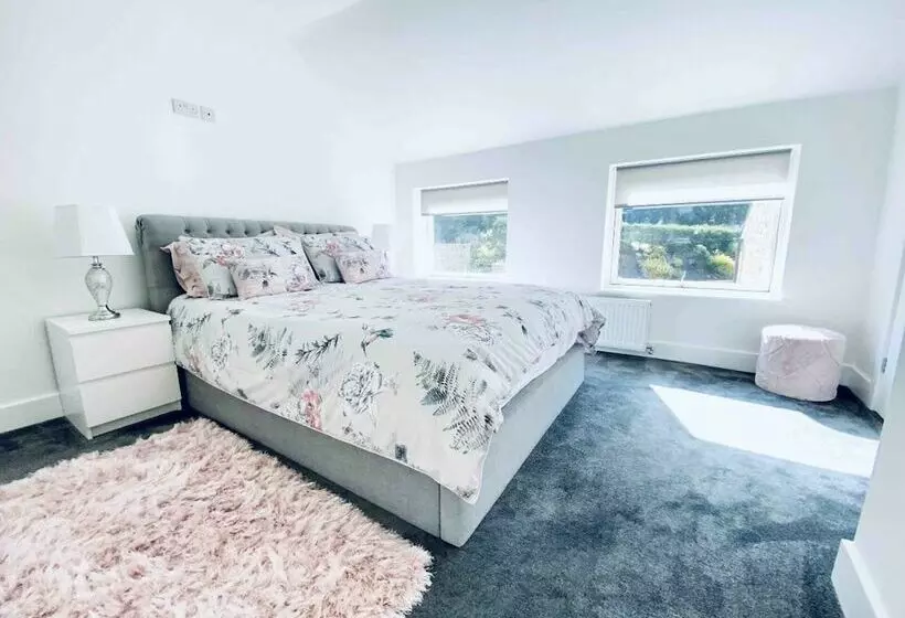 Exclusive 4 Bed House 10 Minutes From Newcastle