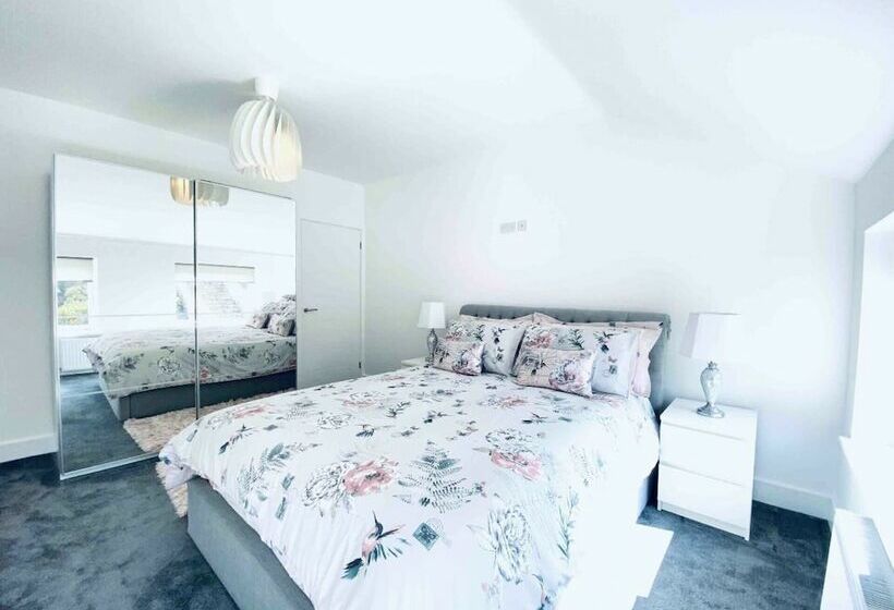 Exclusive 4 Bed House 10 Minutes From Newcastle