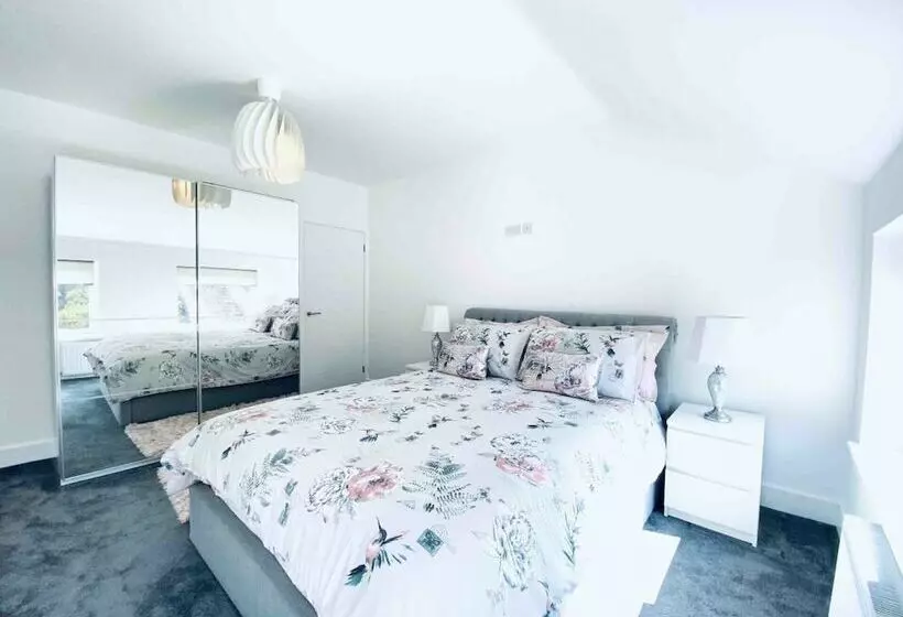 Exclusive 4 Bed House 10 Minutes From Newcastle