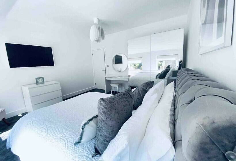 Exclusive 4 Bed House 10 Minutes From Newcastle