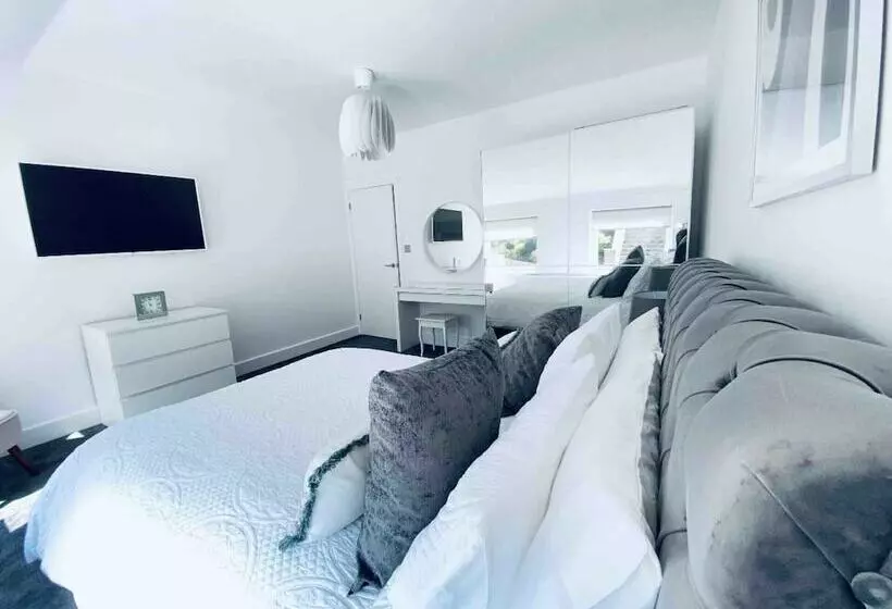 Exclusive 4 Bed House 10 Minutes From Newcastle