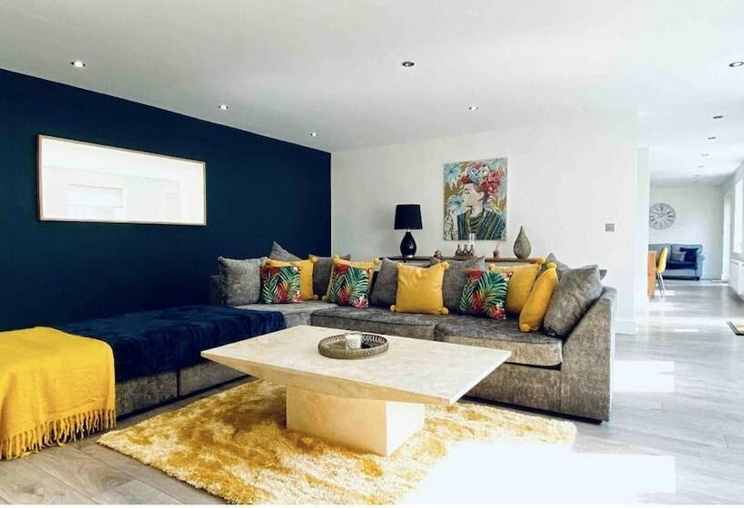 Exclusive 4 Bed House 10 Minutes From Newcastle