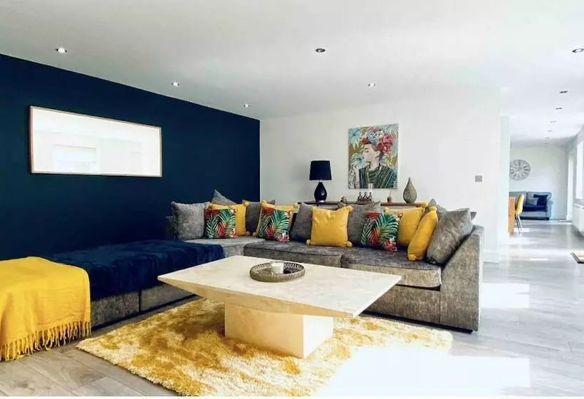 Exclusive 4 Bed House 10 Minutes From Newcastle