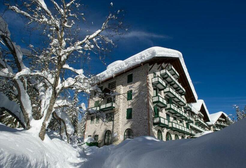 Отель Lago Di Braies
