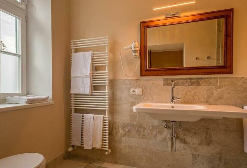 Отель Lago Di Braies