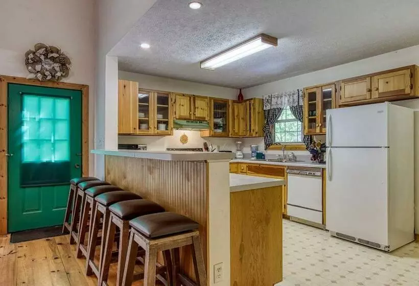 Laurel Cottage, 560 Free Tickets Each Paid Day, Hot Tub, Pool Table!