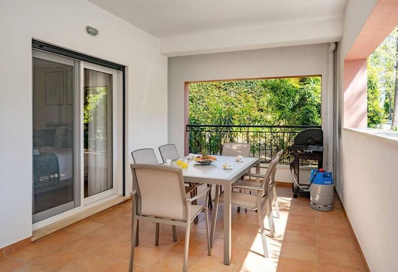 Modern And Spacious Holiday Apartment, Cabanas