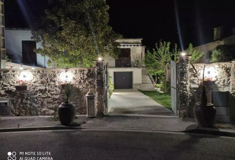 Maison En Rez De Chaussée Près Du Centre Ville D Arles