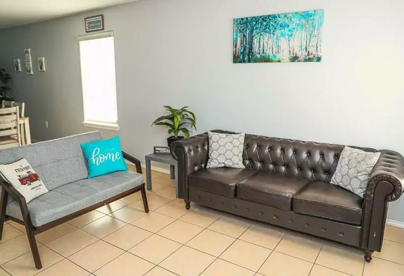 Casa Roble. Downtown Brownsville
