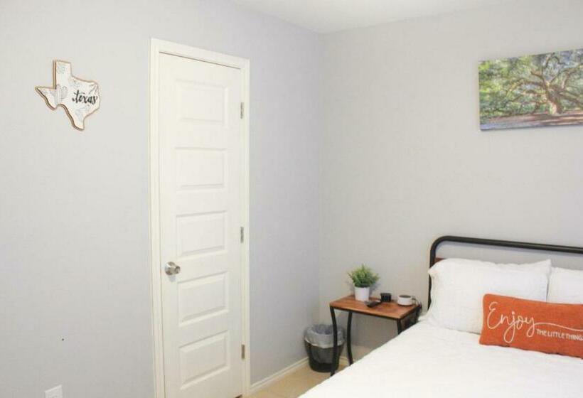 Casa Roble. Downtown Brownsville