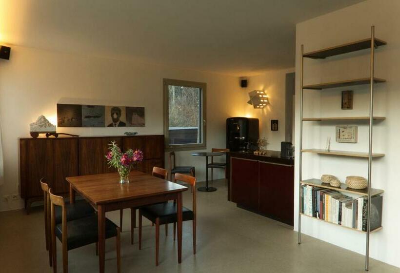 Hausteil In Einer Waldlichtung Im Stadtwald