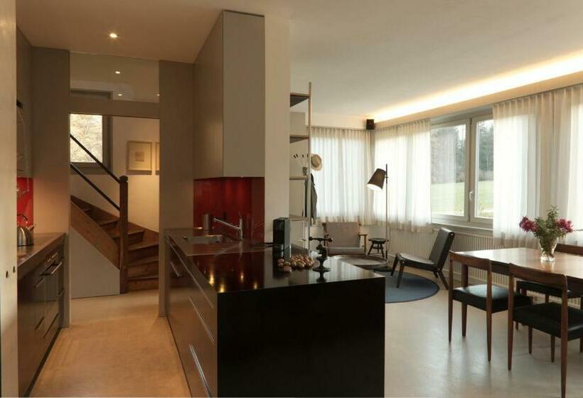 Hausteil In Einer Waldlichtung Im Stadtwald