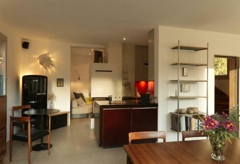 Hausteil In Einer Waldlichtung Im Stadtwald