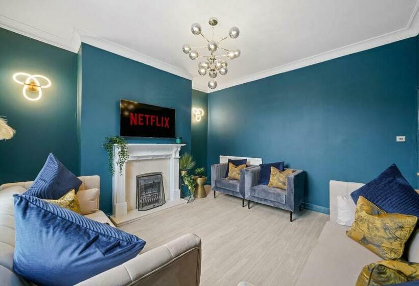 The Most Central And Lux Whitby House Hot Tub