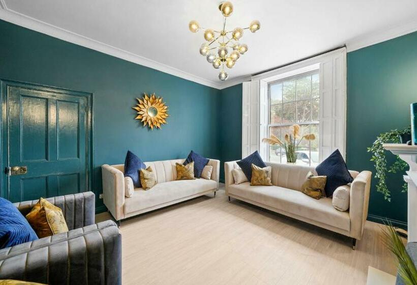 The Most Central And Lux Whitby House Hot Tub