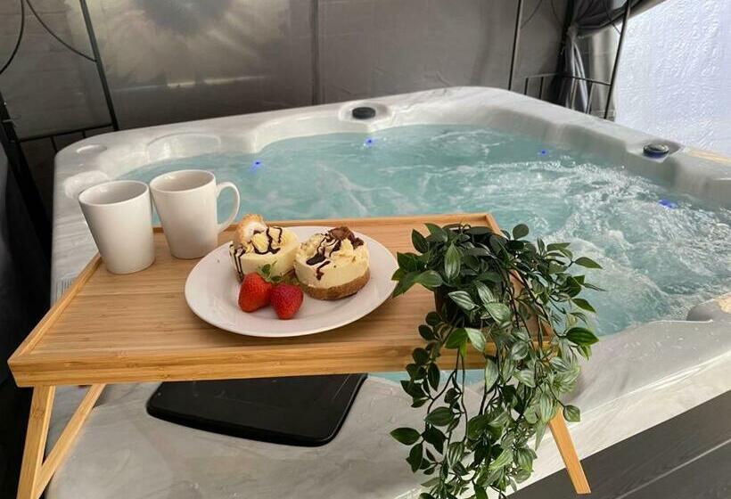 The Most Central And Lux Whitby House Hot Tub