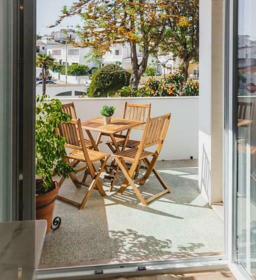 Lovely & Bright Renovated Apt. W/ Balcony In Lagos
