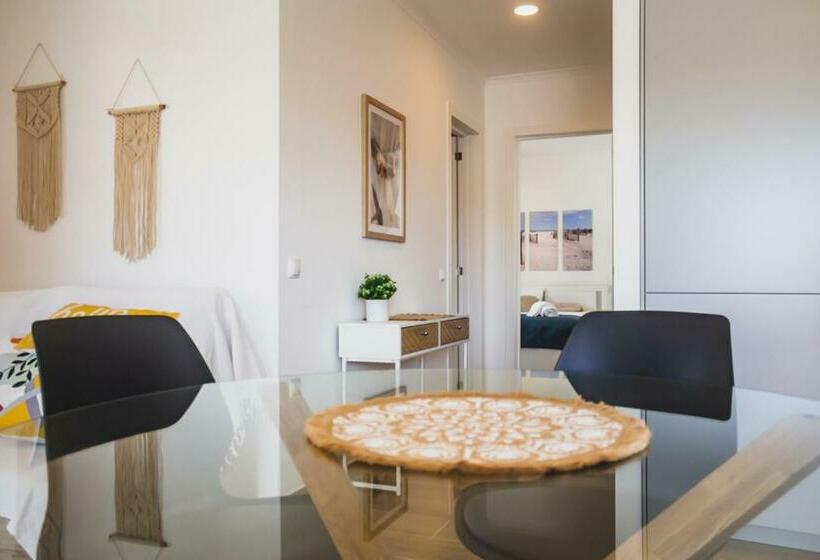 Lovely & Bright Renovated Apt. W/ Balcony In Lagos