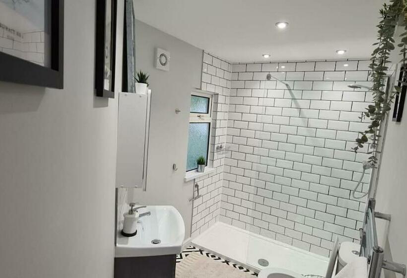 Morris Lodge, Southampton   1 Bedroom, Free Wifi & Parking