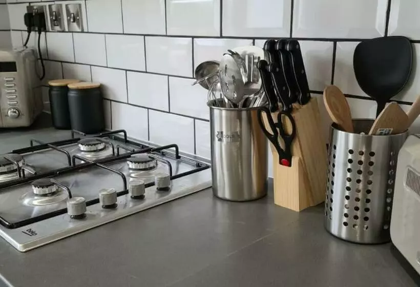 Morris Lodge, Southampton   1 Bedroom, Free Wifi & Parking