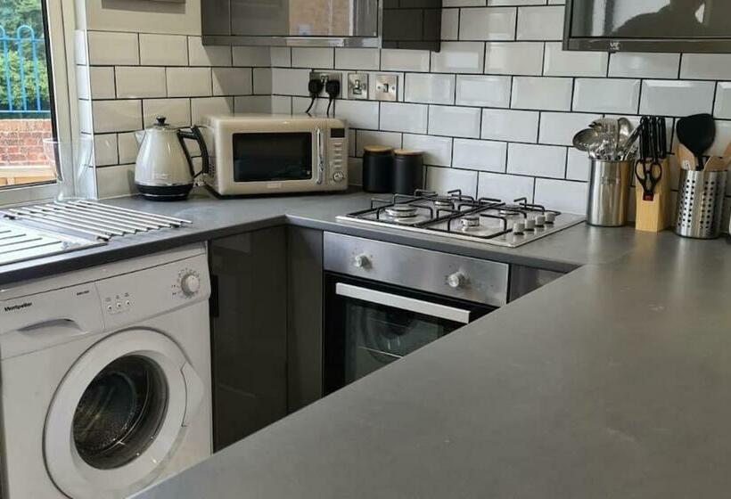 Morris Lodge, Southampton   1 Bedroom, Free Wifi & Parking