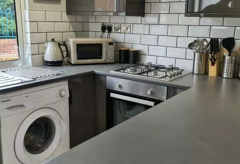 Morris Lodge, Southampton   1 Bedroom, Free Wifi & Parking