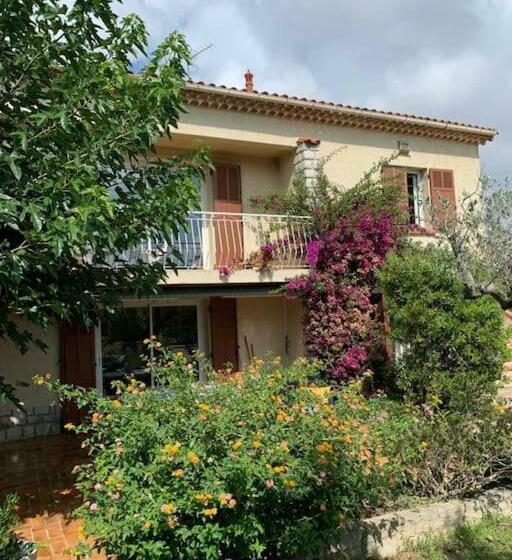 Villa Familiale Avec Piscine Au Coeur De 1200m² De Jardin.