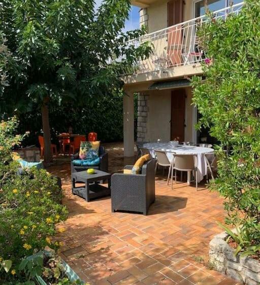 Villa Familiale Avec Piscine Au Coeur De 1200m² De Jardin.