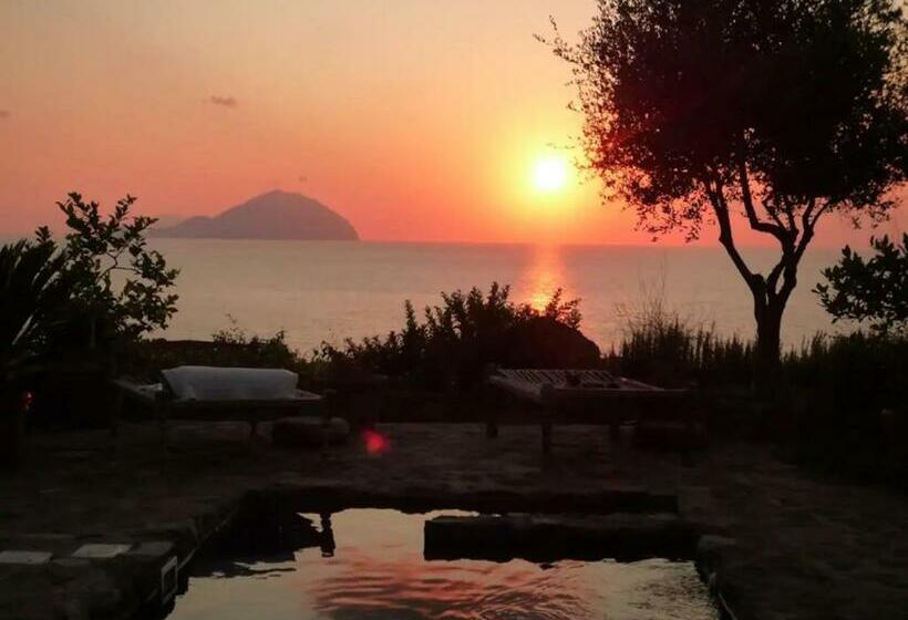 Villa La Vigna Nella Baia Di Pollara, Incantevole Con Piscina