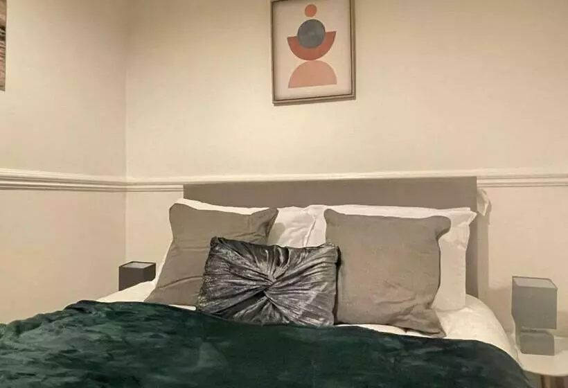 Cosy Home With Free Parking And Fast Internet