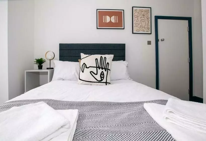 Contractor & Leisure & En Suite Bathrooms & Free Parking