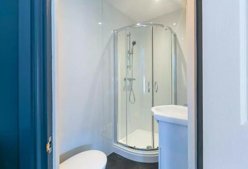 Contractor & Leisure & En Suite Bathrooms & Free Parking