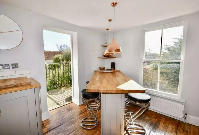 Vernon House Sleeps 8 In Old Cowes