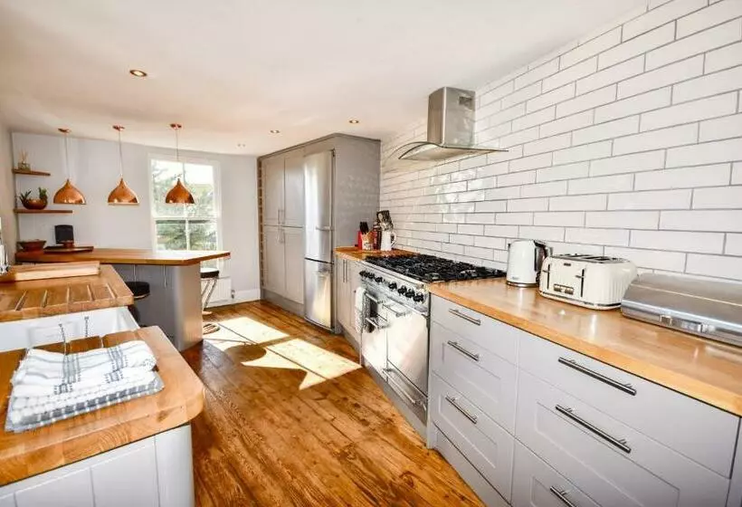 Vernon House Sleeps 8 In Old Cowes
