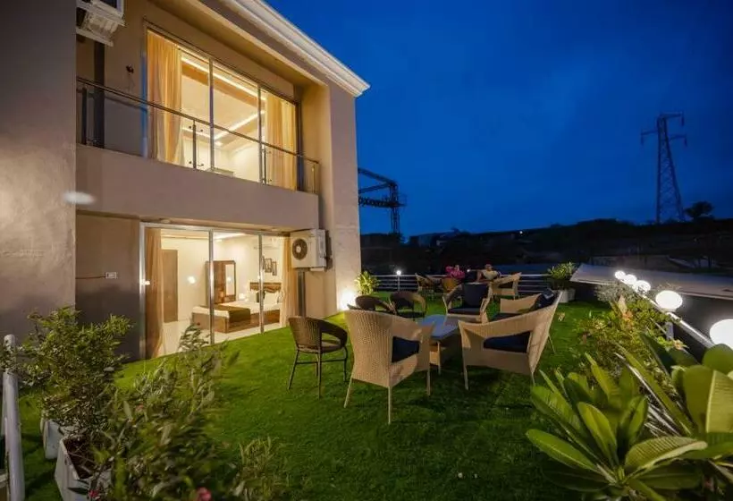 The Retreat Pool Villa 5bhk With Indoor Pool And 1200sq Feet Deck Area