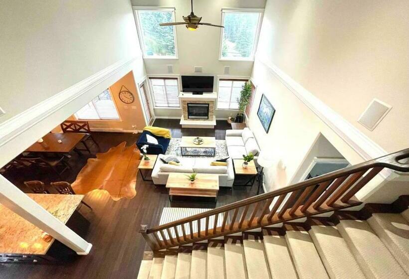 Bellamy Manor Large Home With 5beds! In Langford