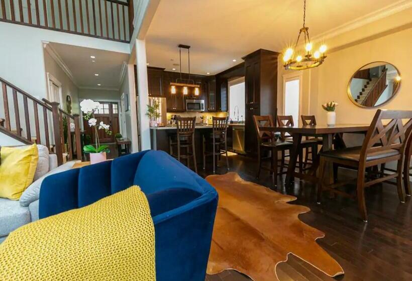 Bellamy Manor Large Home With 5beds! In Langford