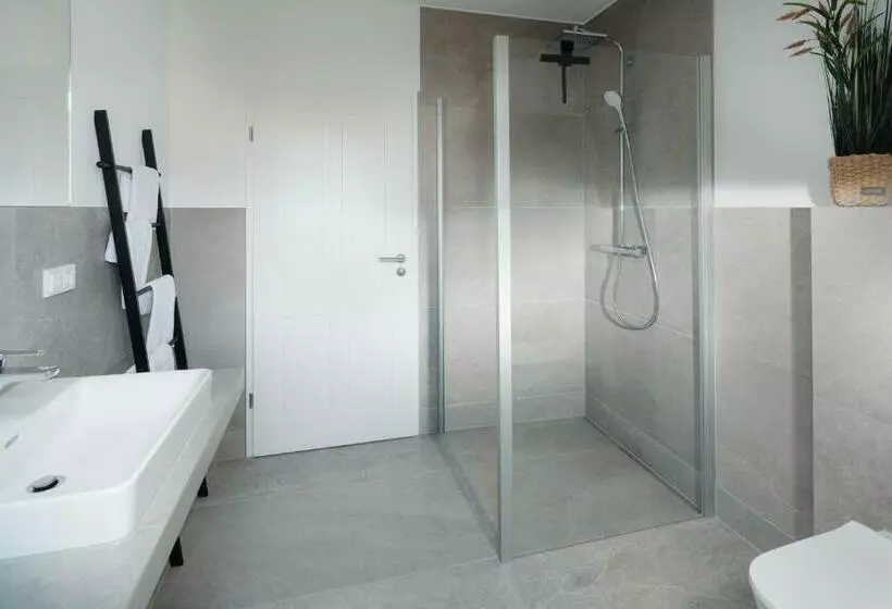 Küsten Suite West Seitliche Wasserlage, 1 Balkon, 90qm