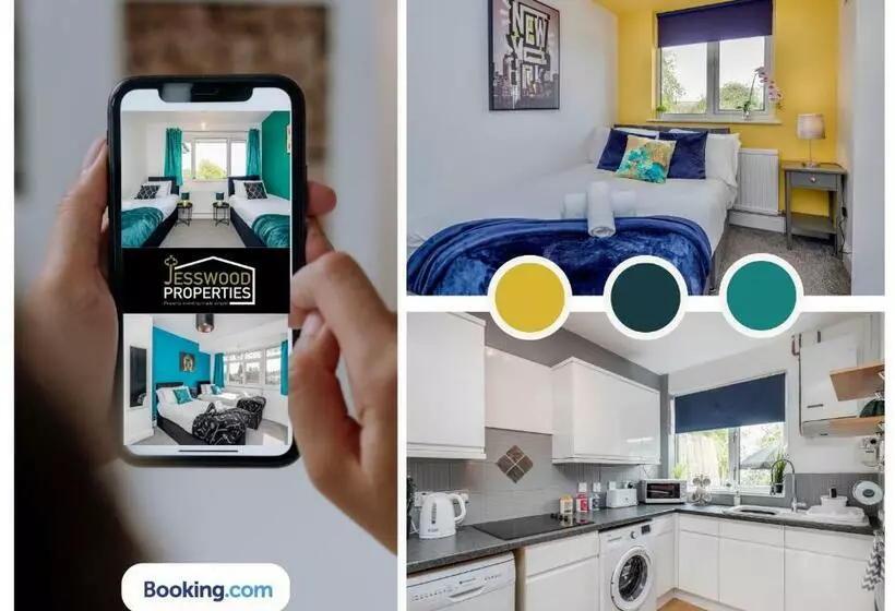 Modern Three Bedroom Contractor House With Free Parking Near M1 Luton Airport By Jesswood Properties