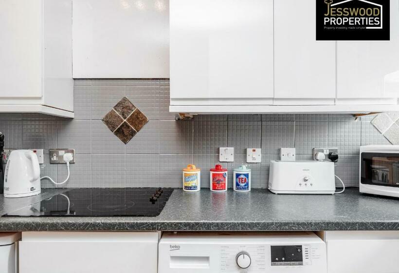 Modern Three Bedroom Contractor House With Free Parking Near M1 Luton Airport By Jesswood Properties