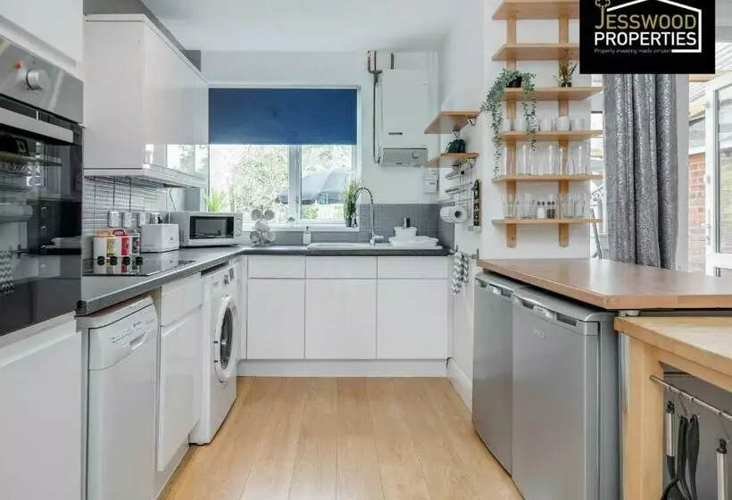 Modern Three Bedroom Contractor House With Free Parking Near M1 Luton Airport By Jesswood Properties