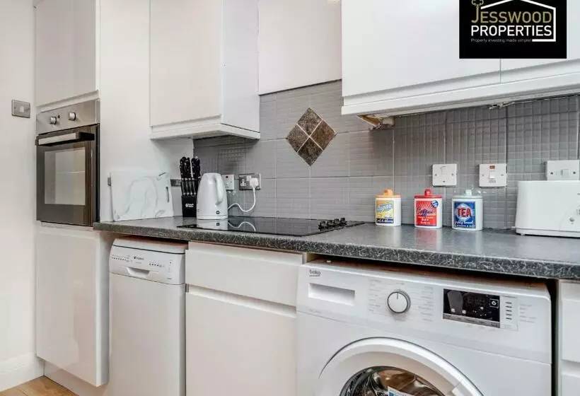 Modern Three Bedroom Contractor House With Free Parking Near M1 Luton Airport By Jesswood Properties