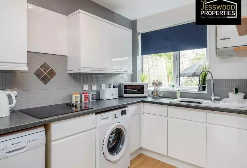 Modern Three Bedroom Contractor House With Free Parking Near M1 Luton Airport By Jesswood Properties